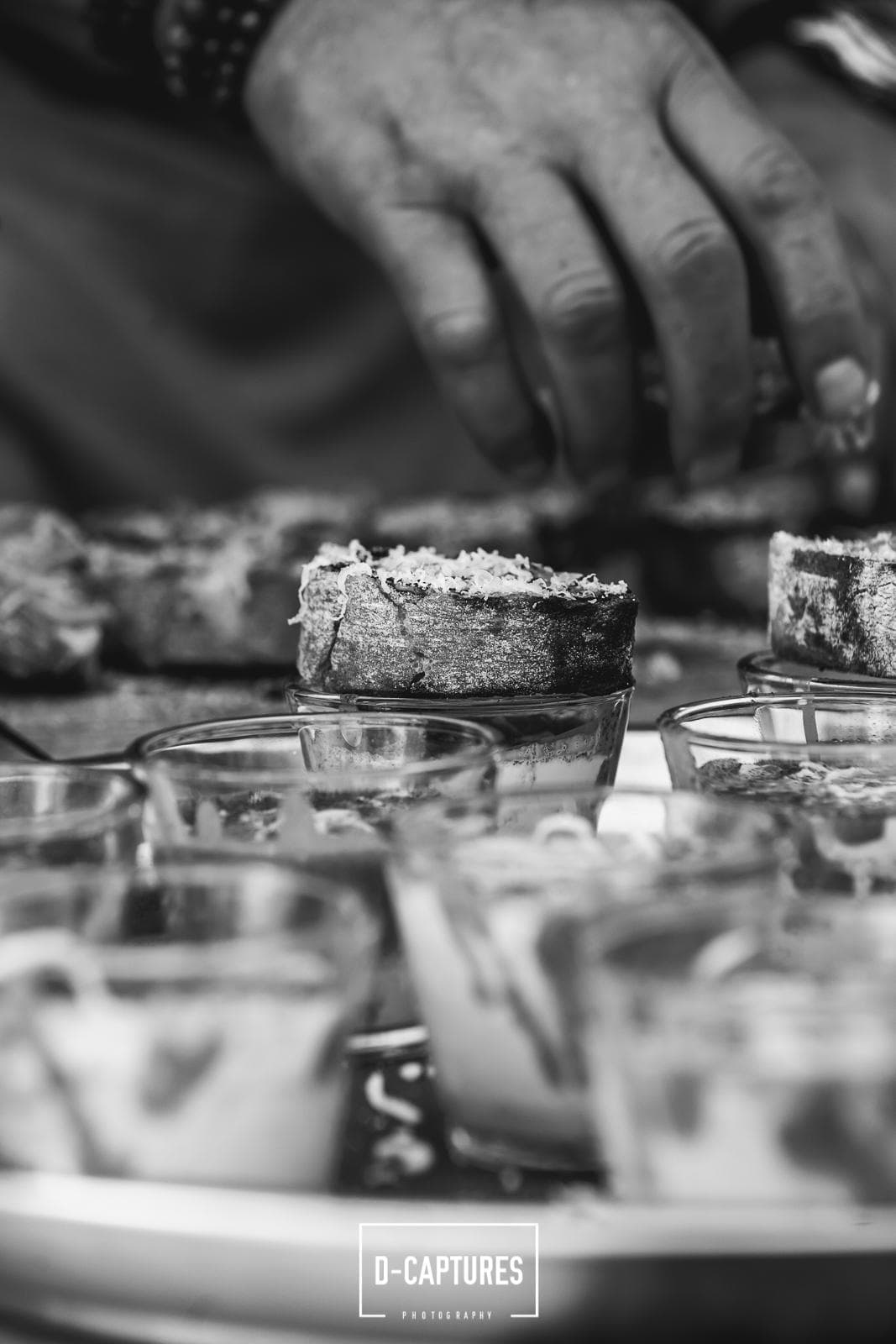 Gourmet hapjes in glaasjes tijdens een bruiloftsreceptie — catering tot in de details, The ID, zwart-wit.