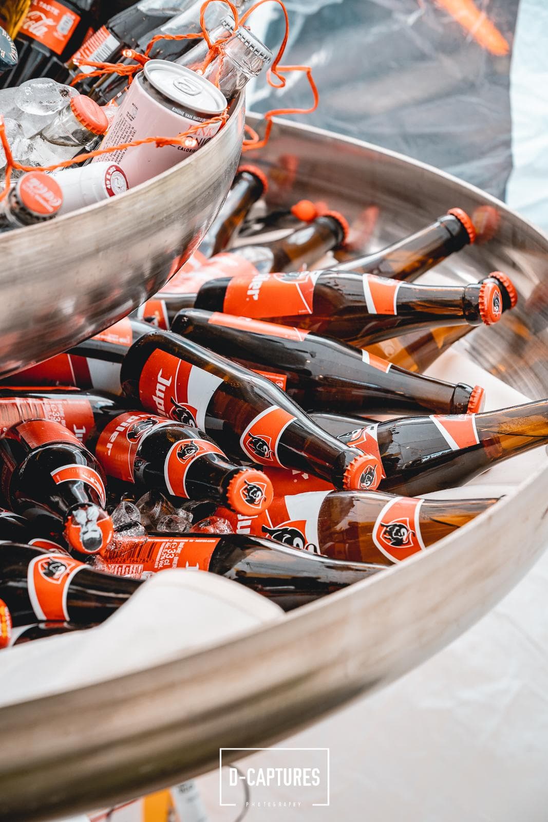 Gekoelde Jupiler-flesjes in een ijsemmer op een Belgische bruiloftsreceptie — barstyling voor events van The ID.