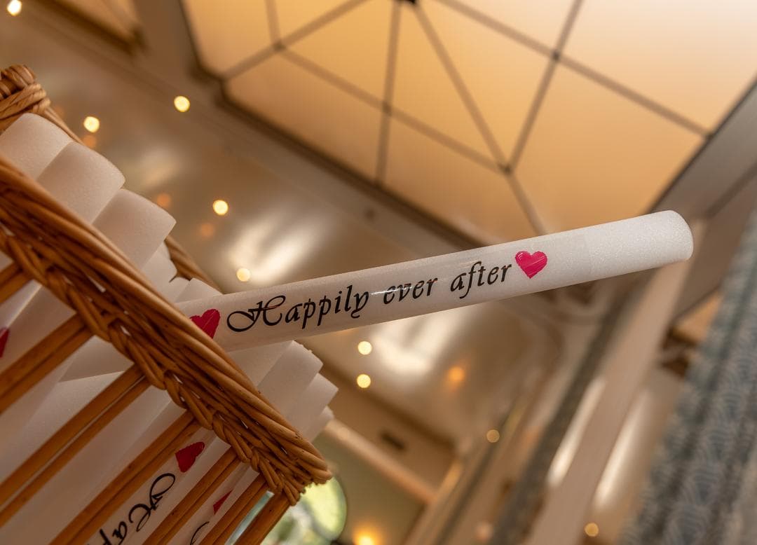 Happily ever after-glowsticks voor de bruiloftsreceptie — speelse feestaccessoires bij The ID-events.